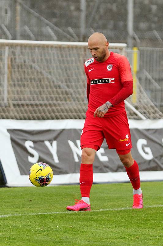 PŘI CHUTI. Fotbalisté Zbrojovky (v červeném) v přípravě přestříleli Uničov 6:0. Foto: Petr Nečas