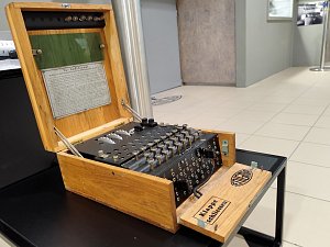 Technické muzeum v Brně připravilo jedinečnou výstavu, na které se představuje legendární šifrovací stroj Enigma, model M3. Výstava potrvá až do 29. prosince.