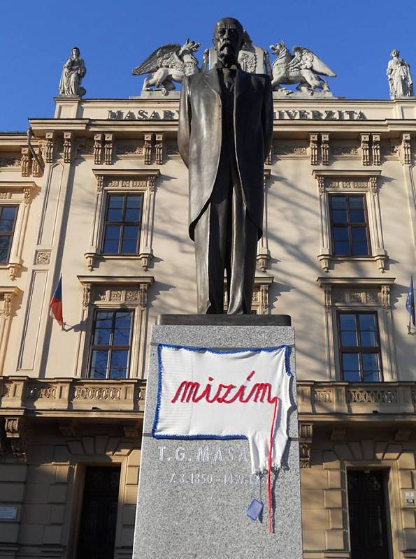 Skupina Užaslé nechala promluvit sochu Tomáše Garrigua Masaryka na brněnském Komenského náměstí už potřetí. Mizím, stálo na ní.