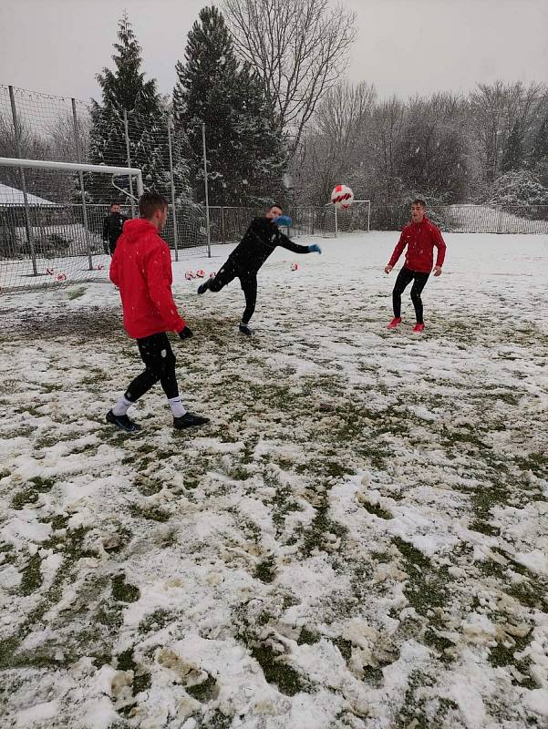 Sníh zkomplikoval fotbalistům brněnské Zbrojovky už i předzápasový trénink.