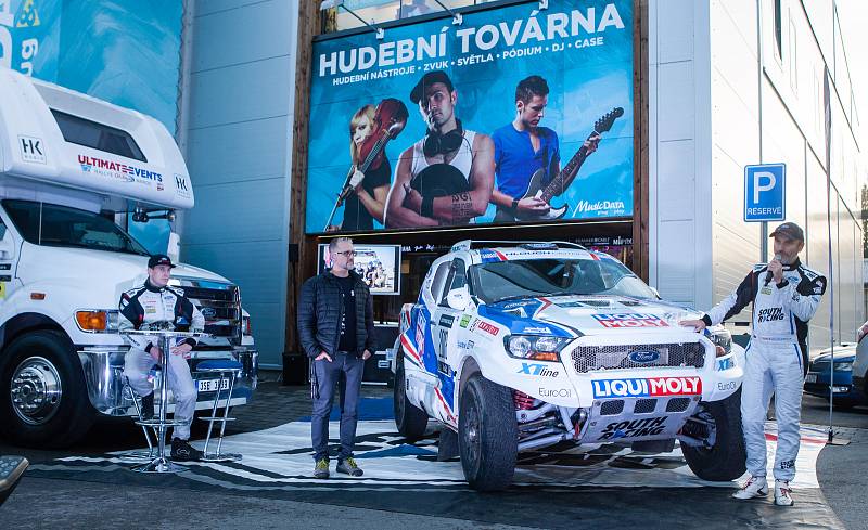 Fanoušci závodníka Tomáše Ouředníčka a automobilového sportu si prohlížejí Ouředníčkův závodní speciál Ford Ranger, než se s ním vydá na Rallye Dakar 2018.