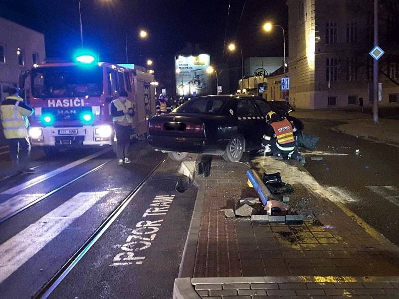 Auto taxislužby najelo na tramvajový ostrůvek na ulici Křenová v Brně. Nehoda se obešla bez zranění. 