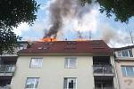 K požáru bytového domu na brněnském Rostislavově náměstí vyjeli v pátek hasiči. Dům začal hořet kolem desáté hodiny dopoledne.