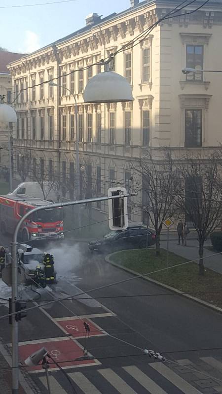 V pondělí odpoledne začal u křižovatky Husovy a Údolní autu hořet motor.