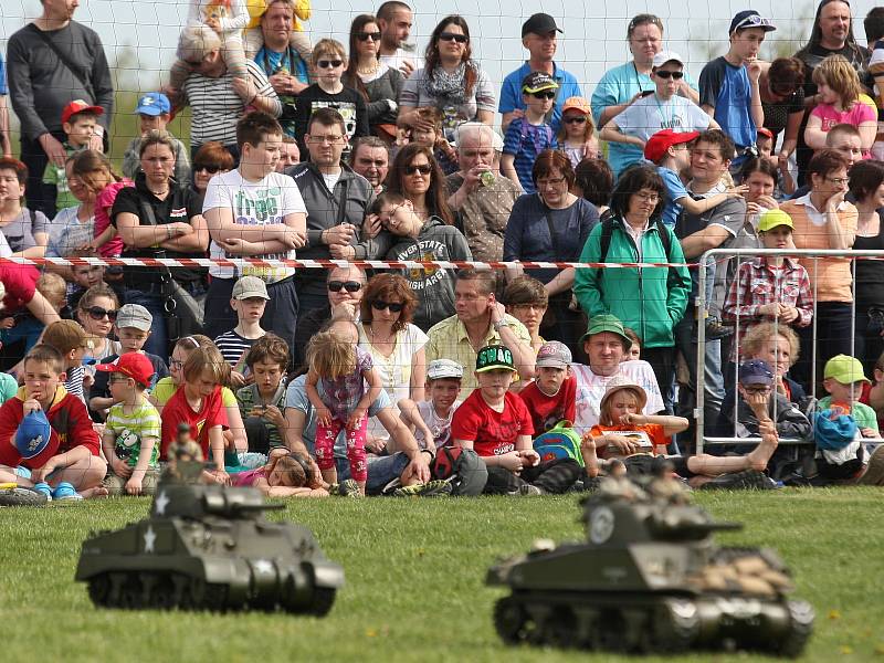 Realistické modely v měřítku jedna ku šesti se spolu utkaly při představení World War II Cirkus.