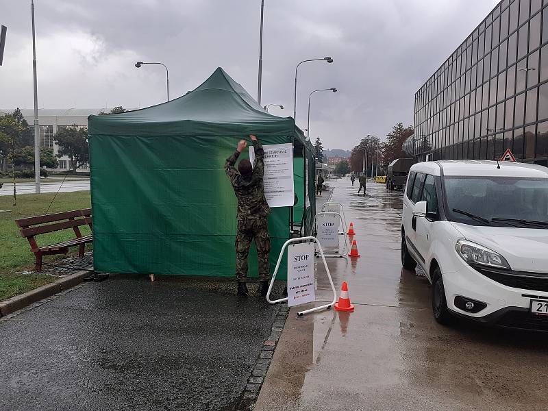 Někteří Brňané v karanténě už hlasovali ve sněmovních volbách z auta na takzvaném drive-in stanovišti na brněnském výstavišti.