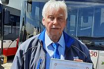 Řidič autobusu Edvard Křenek odešel v pondělí do důchodu. V brněnském dopravním podniku jezdil 52 let.
