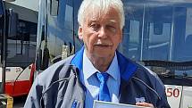 Řidič autobusu Edvard Křenek odešel v pondělí do důchodu. V brněnském dopravním podniku jezdil 52 let.