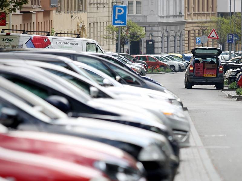 Brno 3.5. 2017 automobil parkování parkoviště dopravní značka značení