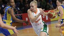 Basketbalistky brněnských Žabin úvodní duel Středoevropské ligy zvládly a na domácí palubovce porazily vídeňské Flying Foxes. Na snímku Švrdlíková a Davisová.