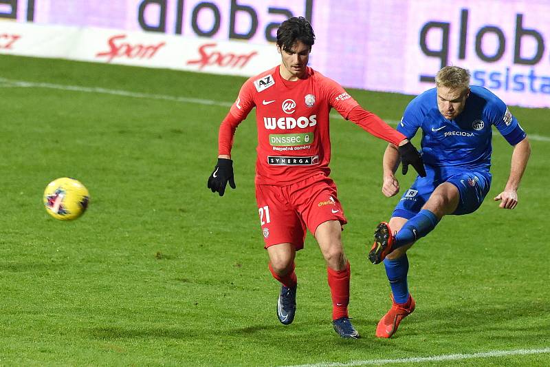 Brno 22.1.2021 - domácí FC Zbrojovka Brno (Ondřej Pachlopník) v červeném proti FC Slovan Liberec (Jan Mikula)