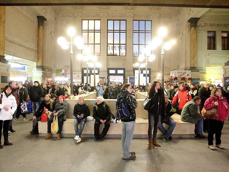 Omezení spojů vlakové dopravy vzhledem k obtížím spojené s námrazou u vlakových tratí. tramvajová doprava je v některých dopravních linkách nahrazena autobusovou dopravou.