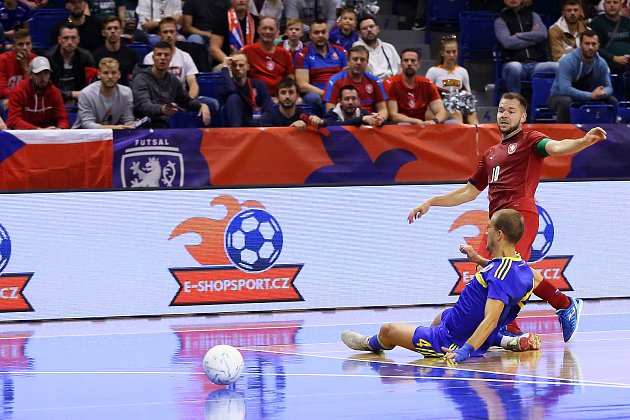 Čeští futsalisté (v červeném) porazili na úvod kvalifikace mistrovství světa Bosnu 4:2.