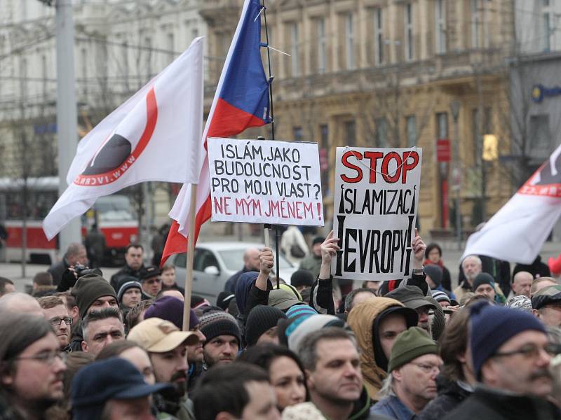Asi tisícovka lidí v sobotu přišla na Moravské náměstí v Brně na demonstraci proti islámu. Nedaleko svolali vlastní shromážděni zastánci tolerance a náboženské svobody.