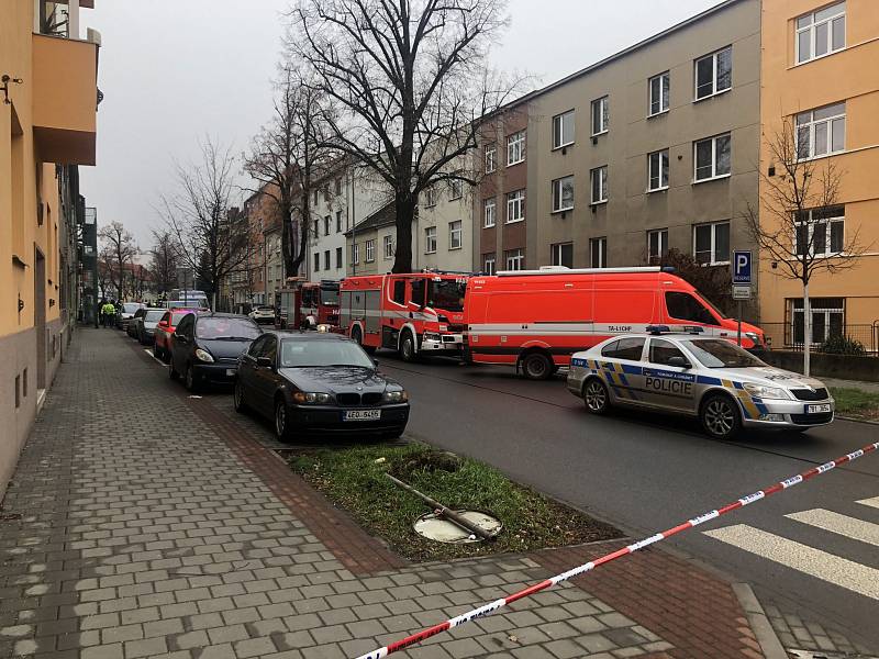 V Šámalově ulici v Židenicích pyrotechnici vyšetřují únik chemikálií. Na místě je mrtvý člověk.