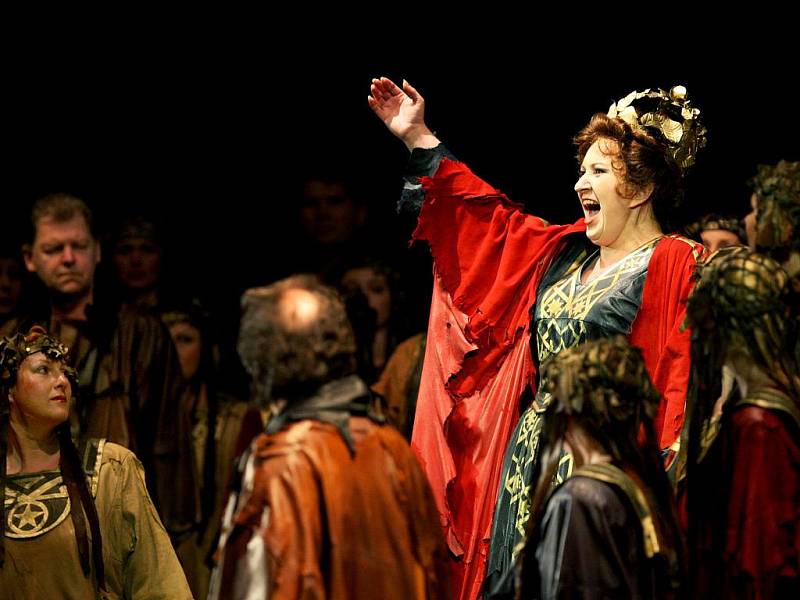 Pro jevištní výraz a zvučný hlas je Eva Urbanová považována za první dámu české operní scény.