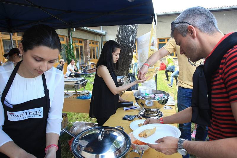 Ačkoli šlo o první ročník, hned měl Extreme food festival stovky návštěvníků. Sešli se v sobotu v lužáneckém parku, kde mohli najít nejen „extrémní" stánek s hmyzími specialitami, ale také další zástupce kuchyní ze vzdálených částí světa.