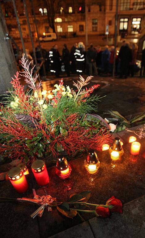 Hasiči vzdali úctu mrtvým kolegům, kteří zahynuli při likvidování požáru kasina v Nádražní ulici v Brně.