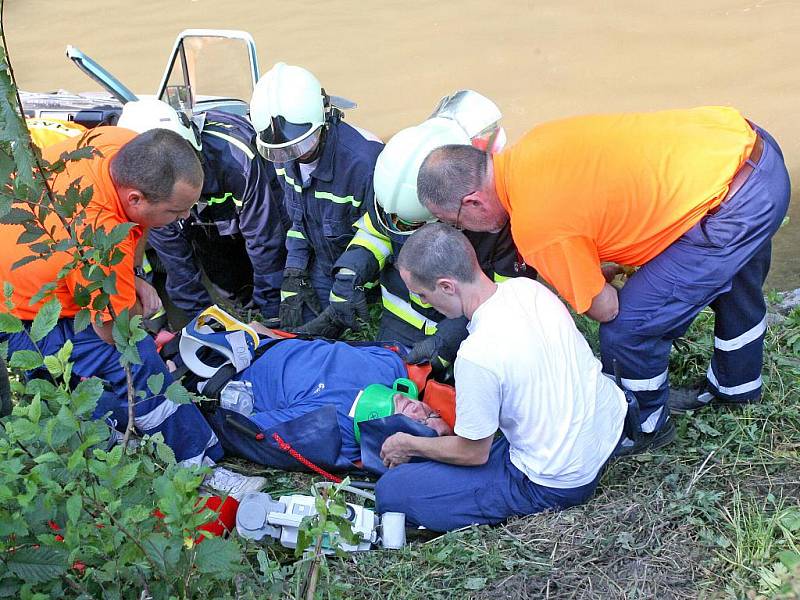 Taktické cvičení složek Integrovaného záchranného systému. Simulovaná dopravní nehoda na křižovatce Blansko – Olomučany, kdy dvě vozidla po střetu skončila v řece Svitavě.