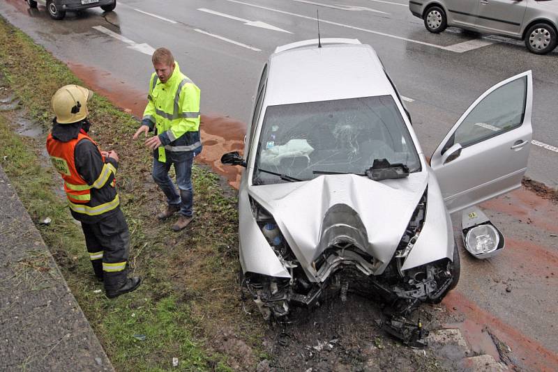 Řidič i spolujezdec vyvázli z nehody jen s lehkým poraněním.