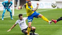 Popis fotky: Sport-fotbal-první-nadstavba-o ... - *** ČTK POOL *** Utkání 3. kola nadstavby první fotbalové ligy, skupina o záchranu: FK Teplice - Fastav Zlín, 28. června 2020 v Teplicích. Zleva Petr Buchta ze Zlína a Jakub Řezníček z Teplic.    Teplice -