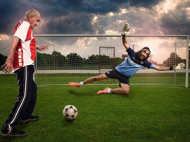 Koupí nového kalendáře na rok 2016 mohou lidé pomoct nemocným s Alzheimerovou chorobou. Vytvořili ho brněnští bratři fotografové Lumír a Marek Smělík. Nafotili lidi trpící touto chorobou se známými osobnostmi. 