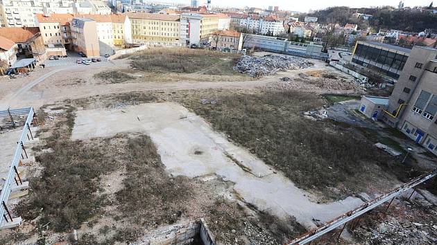 Haly, v nichž lidé ze dvou brněnských firem vyráběli oblečení a obnovovali pneumatiky, byly ještě v roce 2000 symbolem Veletržní ulice.