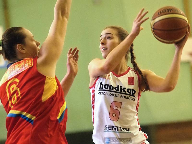 Svěřenky trenéra Viktora Pruši porazily v neděli těsně Spartu 72:70.