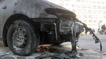 V plamenech skončila zahraniční výprava majitele rakouského automobilu ve středu krátce před dvanáctou hodinou. Jakmile si odešel vyřídit své záležitosti na poštu v brněnské Nádražní ulici, jeho auto začalo hořet.