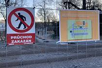 Vstup do parku z Lužánecké ulice blokuje oplocení zajišťující bezpečný průjezd vozidel na stavbu.
