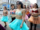 Přibližně šedesátka žen v pátek zaujala Brňany v centru města. Na třetím ročníku Pochodu za padnoucí podprsenku se prošly Brnem jen v podprsenkách. 