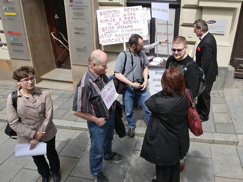 Norsko krade naše děti, hlásali organizátoři demonstrace podporující rodiny, ze kterých norská sociální služba odebrala děti.