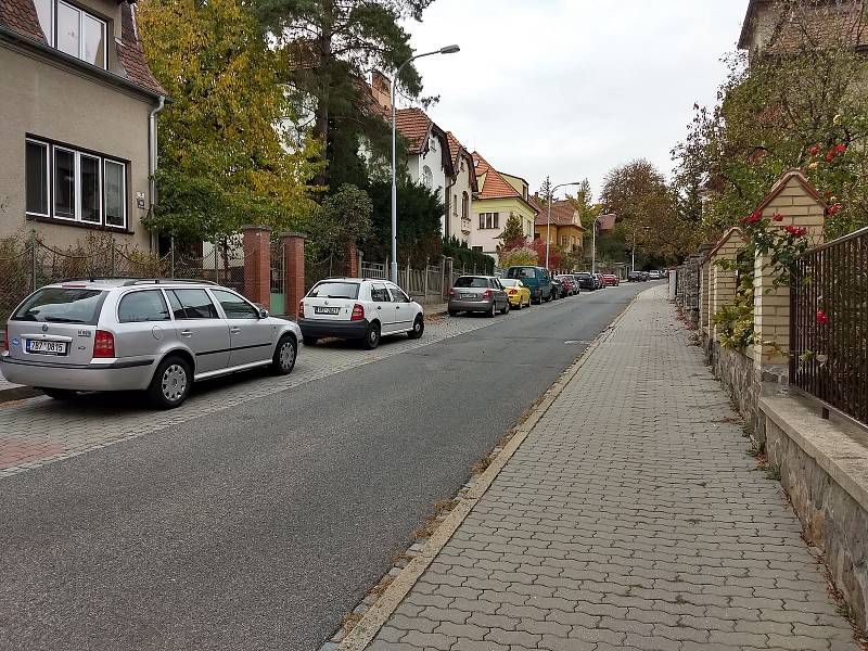 Druhá vlna rezidentního parkování zalila ve čtvrtek další tři oblasti Brna. Auta zóny vytlačily na jejich hranice, kde ale ucpávají ulice. Na fotografii je Heinrichova ulice. Autor: Marek Hadrbolec