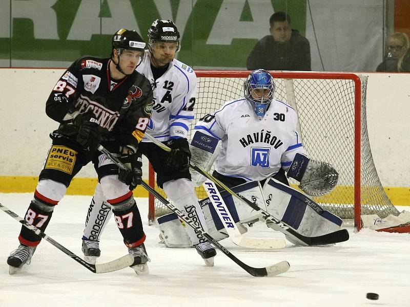 Hokejisté Techniky (v černém) začali baráž o postup do první ligy domácí porážkou s Havířovem 1:3.