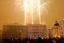 Vánoční ohňostroj na Dominikánském náměstí v Brně.