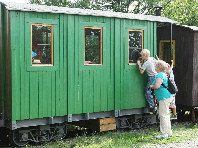 Mezi Zbýšovem a Babicemi u Rosic projížděl historický vlak.