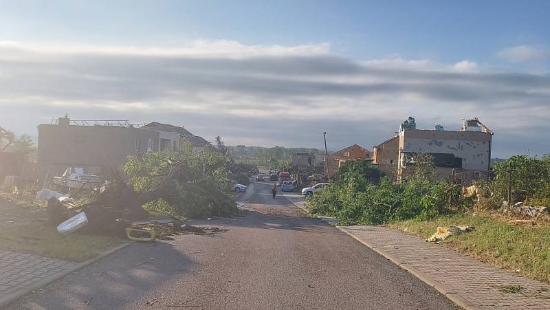 Desítky záchranářů zasahovaly po ničivém tornádu na Hodonínsku a Břeclavsku. Pomoct vyrazili i ti, kteří právě neměli službu. Neštěstí podobného rozsahu nepamatují.