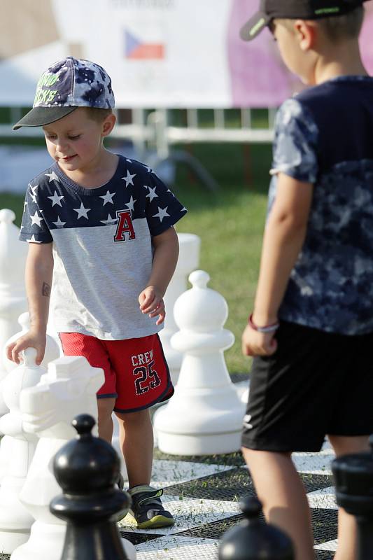 Olympijský festival přilákal v den zahájení stovky diváků. V areálu na brněnské Riviéře si mohli lidé vyzkoušet desítky různých olympijských sportů a je pro ně připraveno sportovní i relaxační zázemí.