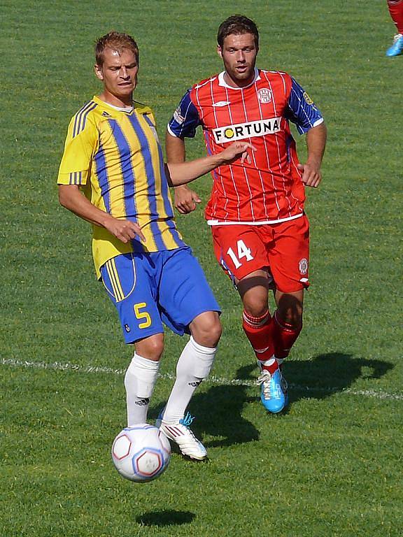 Fotbalisté Zbrojovky (v červeném) přehráli slovenskou Dunajskou Stredu 3:1