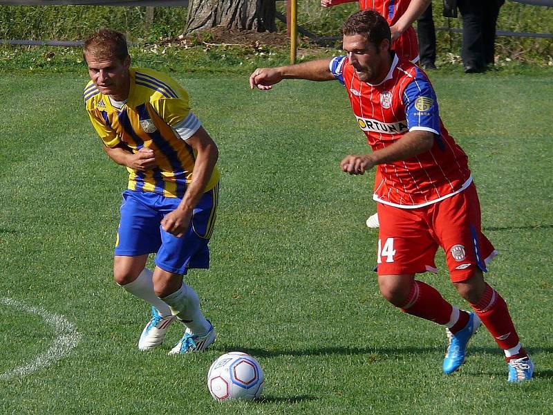 Fotbalisté Zbrojovky (v červeném) přehráli slovenskou Dunajskou Stredu 3:1