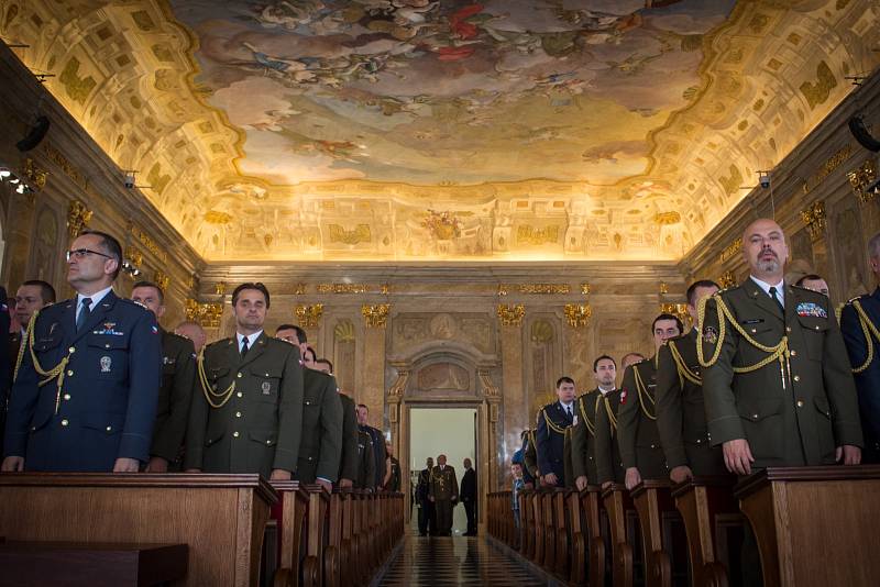 Důstojníci, kteří úspěšně zvládli kurzy na Univerzitě obrany, si ve čtvrtek přišli na Novou radnici v Brně pro diplomy.