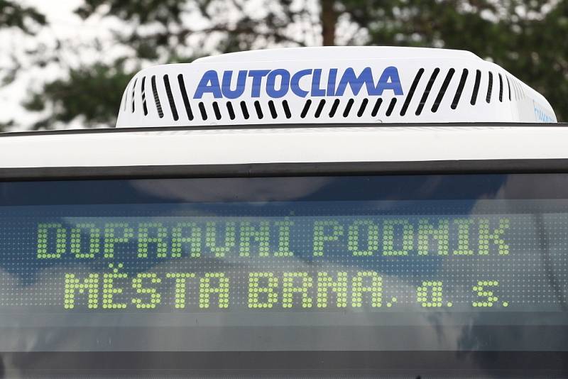 Ve čtvrtek dopravní podnik představil ve slatinské vozovně dvaadvacet nových nízkopodlažních kloubových autobusů typu Solaris Urbino 18.