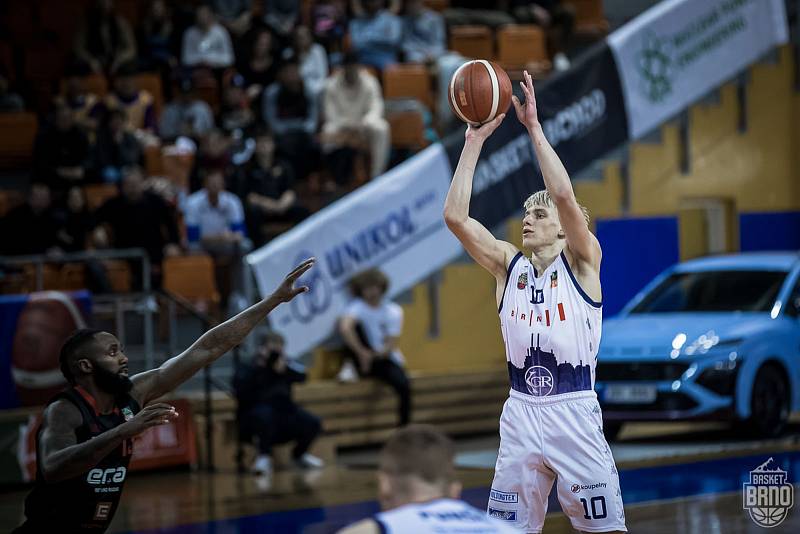 Brněnští basketbalisté (ve světlém) sehráli s favorizovaným Nymburkem vyrovnanou partii, obě mužstva se dostala přes stobodovou hranici.