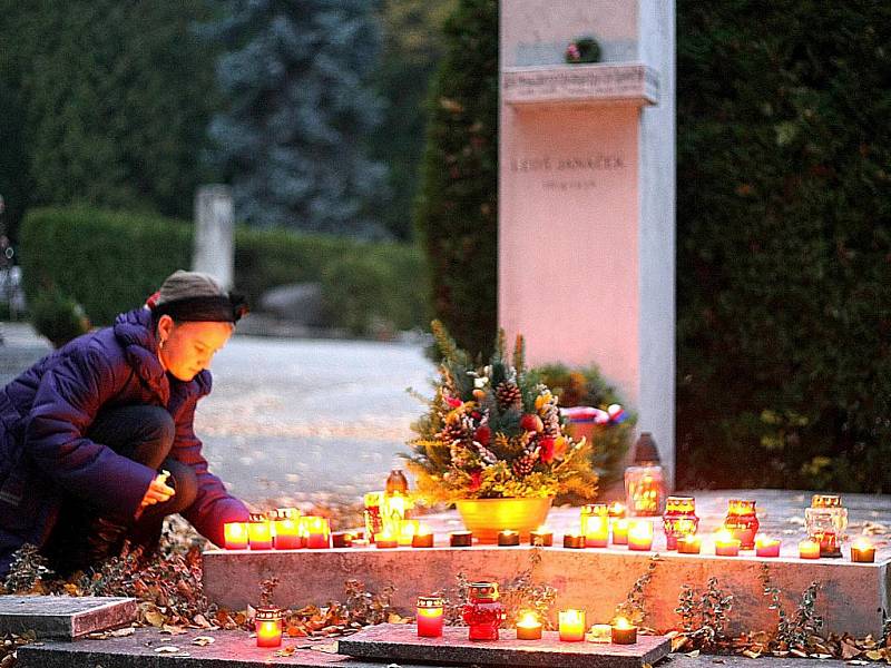 Tisícovky lidí v Brně využily prodloužený předdušičkový víkend k návštěvě svých zesnulých na některém ze hřbitovů. 