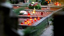 Tisícovky lidí v Brně využily prodloužený předdušičkový víkend k návštěvě svých zesnulých na některém ze hřbitovů. 
