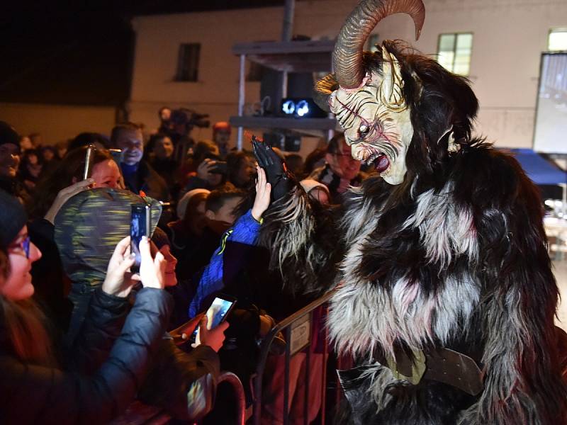 Křik dětí, řinčení zvonců a chlupaté postavy s hrozivými maskami a rohy. Židlochovicemi na Brněnsku se v sobotu večer proháněla osmdesátka rakouských čertů, takzvaných krampusů.