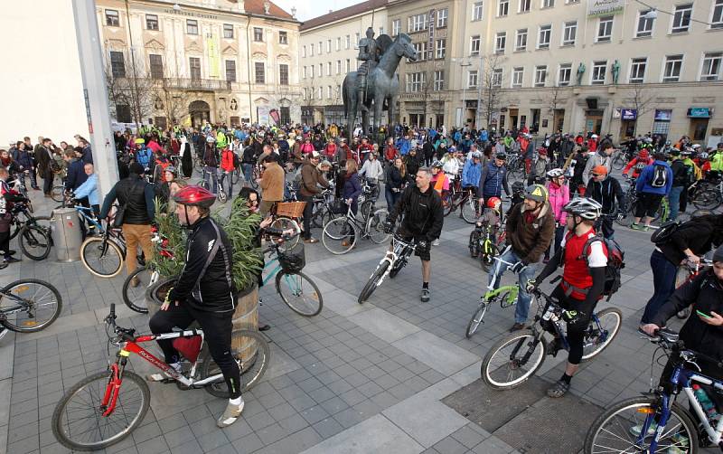 Téměř pět stovek mužů, žen a dětí v pátek vyrazilo z Moravského náměstí na první letošní cyklojízdu.