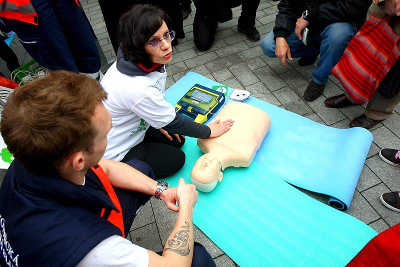 Defibrilátor může při zástavě srdce zachránit lidský život.