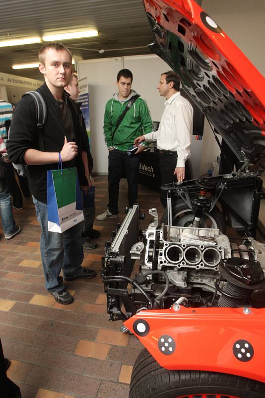 Čtrnáctý ročník veletrhu pracovních příležitostí na Vysokém učení technickém v Brně přilákal stovky studentů.