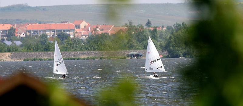 Vodní hladinu na Nových Mlýnech už od pátečního dopoledne křižovaly závodní jachty na tradiční Pálavské regatě, největším závodě v okolí.